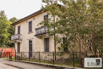 Foto Casa indipendente a Leggiuno di 250 m² con 8 locali in vendita