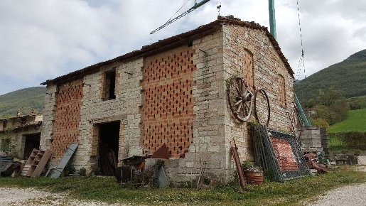 Foto Casa indipendente a Cantiano di 586 m² con 25 locali in vendita