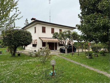 Foto Casa indipendente a Susegana di 160 m² con 8 locali in vendita