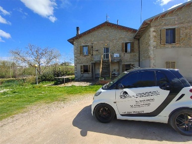 Foto Casa indipendente a Gualdo Cattaneo di 150 m² con 10 locali in vendita