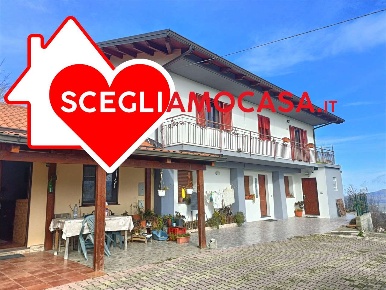 Foto Casa indipendente a Chiaravalle Centrale di 270 m² con 12 locali