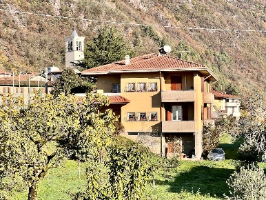 Foto Casa indipendente in via beato Guala 19, Rogno Centro di 542 m²