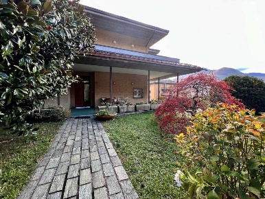 Foto Casa indipendente in via beato Guala 19, Rogno Centro di 542 m²