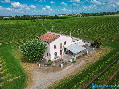 Foto Casa indipendente in SS 468 Correggio 28, Carpi di 322 m² con 7 locali