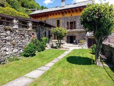 Foto Casa indipendente in Via Montebuglio, Casale Corte Cerro Centro