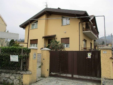 Foto Casa indipendente in via Lecco, Castello di Brianza di 200 m²