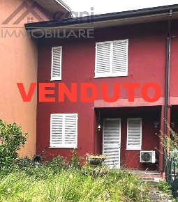 Foto Casa indipendente in via Ugo Foscolo, Siziano Centro di 167 m²