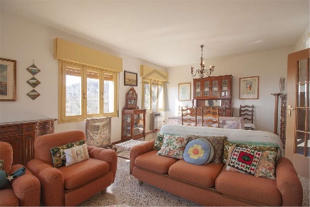 Foto Casa indipendente a Viano di 305 m² con 14 locali in vendita