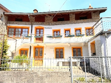 Foto Casa indipendente in Via Cavour 1, Rogno di 140 m² con 3 locali