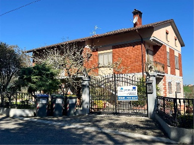 Foto Casa indipendente a Castel Ritaldi di 400 m² con 7 locali in vendita
