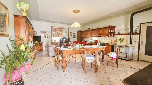 Foto Casale a Prevalle Centro di 450 m² con 7 locali in vendita