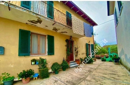 Foto Casa indipendente a Massa Turano di 150 m² con 6 locali in vendita