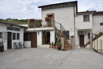 Foto Casa indipendente a Vallemaio Centro di 242 m² con 9 locali in vendita