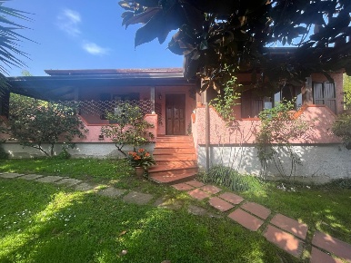 Foto Casa indipendente a Massa Romagnano di 180 m² con 8 locali in vendita