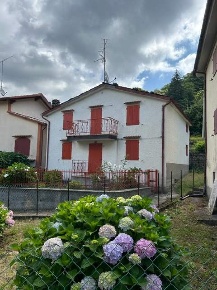 Foto Casa indipendente a Alto Reno Terme di 100 m² con 5 locali in vendita
