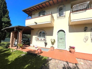 Foto Casa indipendente a Massa Romagnano di 180 m² con 7 locali in vendita