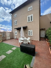 Foto Casa indipendente a Capannori Centro di 190 m² con 7 locali in vendita