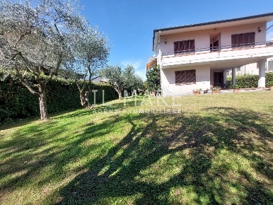 Foto Villa unifamiliare a Massa Marina di Massa Centro di 265 m² in vendita