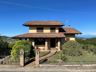Foto Casa indipendente a Gabiano Centro di 250 m² con 7 locali in vendita
