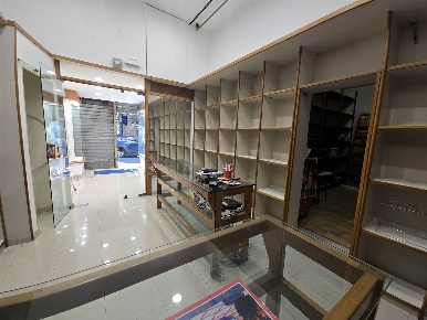 Foto Negozio in Via del Carmine  89, Salerno Carmine di 55 m² con 3 locali
