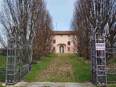 Foto Casa indipendente a Cavezzo Centro di 339 m² con 14 locali in vendita