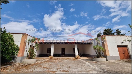 Foto Villa unifamiliare a Canicattì di 400 m² con 5 locali in vendita