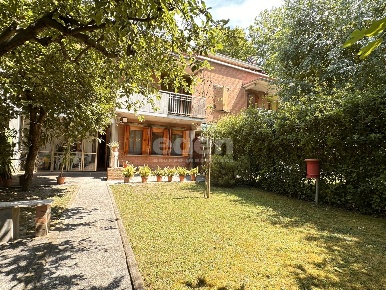 Foto Villa a schiera in Via Albert Einstein 53, Modena Villaggio Giardino