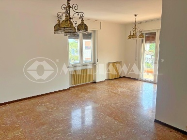 Foto Villa bifamiliare a Maniago Centro di 140 m² con 11 locali in vendita