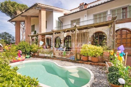Foto Appartamento a Pisa Marina di Pisa di 210 m² con 5 locali in vendita