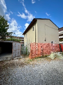 Foto Casa indipendente a Ponsacco Centro di 130 m² con 5 locali in vendita