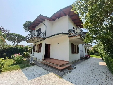 Foto Villa bifamiliare a Montignoso Cinquale di 95 m² con 3 locali