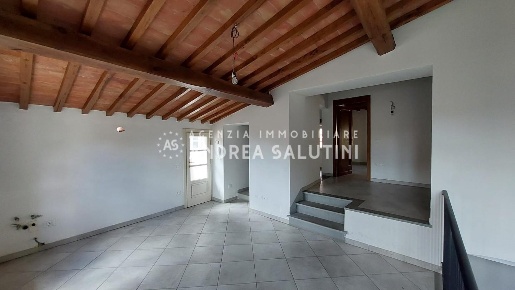 Foto Case indipendenti a Buti Centro di 140 m² con 6 locali in affitto