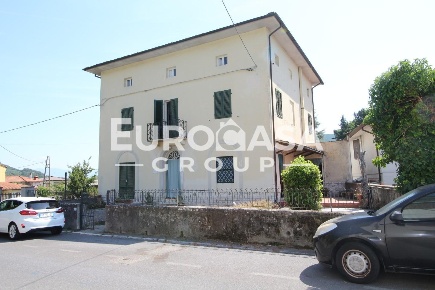 Foto Villa unifamiliare a Lucca San Lorenzo a Vaccoli di 409 m² in vendita