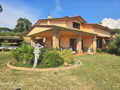 Foto Villa bifamiliare in Via Chiorri 42, Perugia di 180 m² con 9 locali