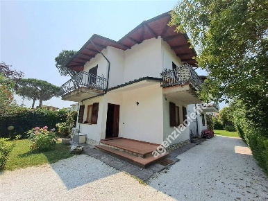 Foto Villa bifamiliare a Montignoso Cinquale di 100 m² con 4 locali