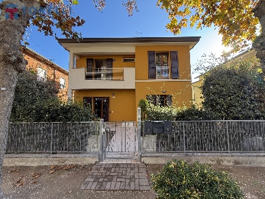 Foto Casa indipendente a Cesenatico di 190 m² con 8 locali in vendita