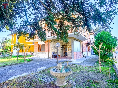 Foto Appartamento a Cesena di 100 m² con 5 locali in vendita