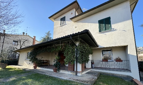 Foto Casa indipendente in Via Dante Alighieri, Città di Castello di 264 m²