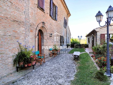 Foto Case semi ndipendenti a Coriano di 212 m² con 5 locali in vendita