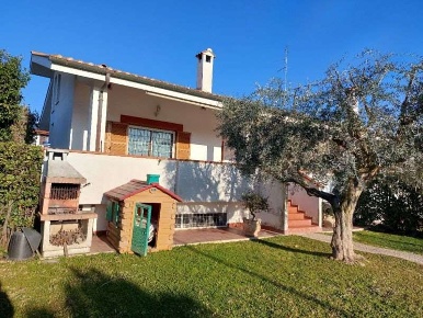Foto Villa a schiera in Via Alessio Olivieri 114, Roma Infernetto di 175 m²