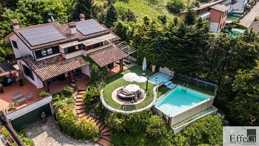 Foto Villa unifamiliare in Via Del Pozzo 5, Besozzo Centro di 270 m²