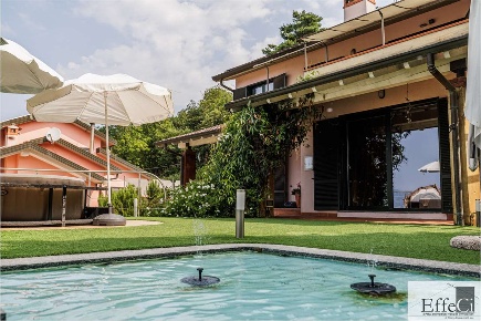 Foto Villa unifamiliare a Besozzo di 270 m² con 10 locali in vendita