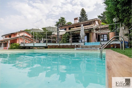 Foto Villa unifamiliare a Besozzo di 270 m² con 10 locali in vendita