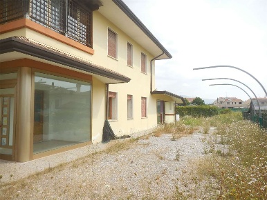 Foto Villa bifamiliare a Colle Umberto di 236 m² con 10 locali in vendita