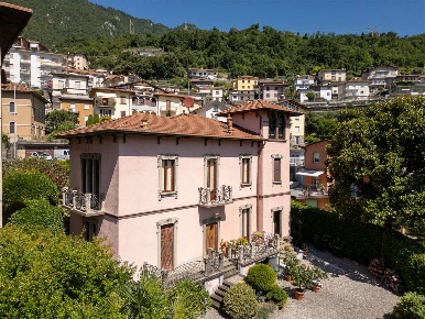 Foto Appartamento in Via Cesare Battisti, Lovere di 200 m² con 6 locali