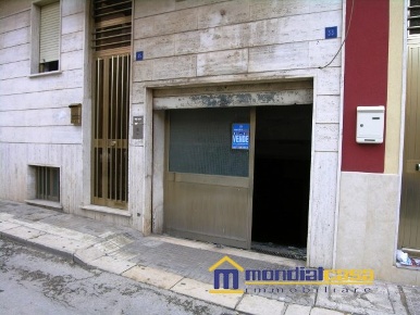 Foto Box in via Lanza, Pachino Centro di 135 m² con 1 locali in vendita
