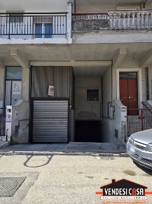 Foto Box in Via Bachelet, Adelfia di 125 m² in vendita