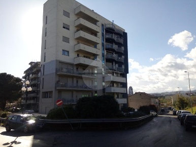 Foto Box in Via Catanzaro, Rende Roges di 30 m² con 1 locali in vendita
