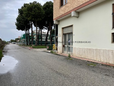 Foto Box in VIA SACCONI N. 34, Grottammare Centro di 56 m² con 2 locali