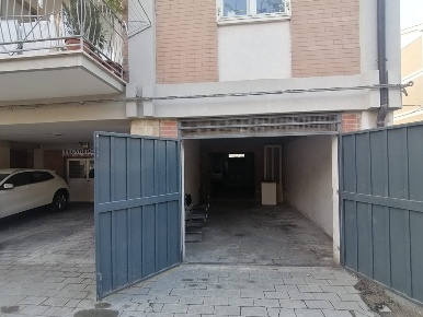 Foto Box in Via Luigi Obertj 1, Foggia di 40 m² con 2 locali in vendita